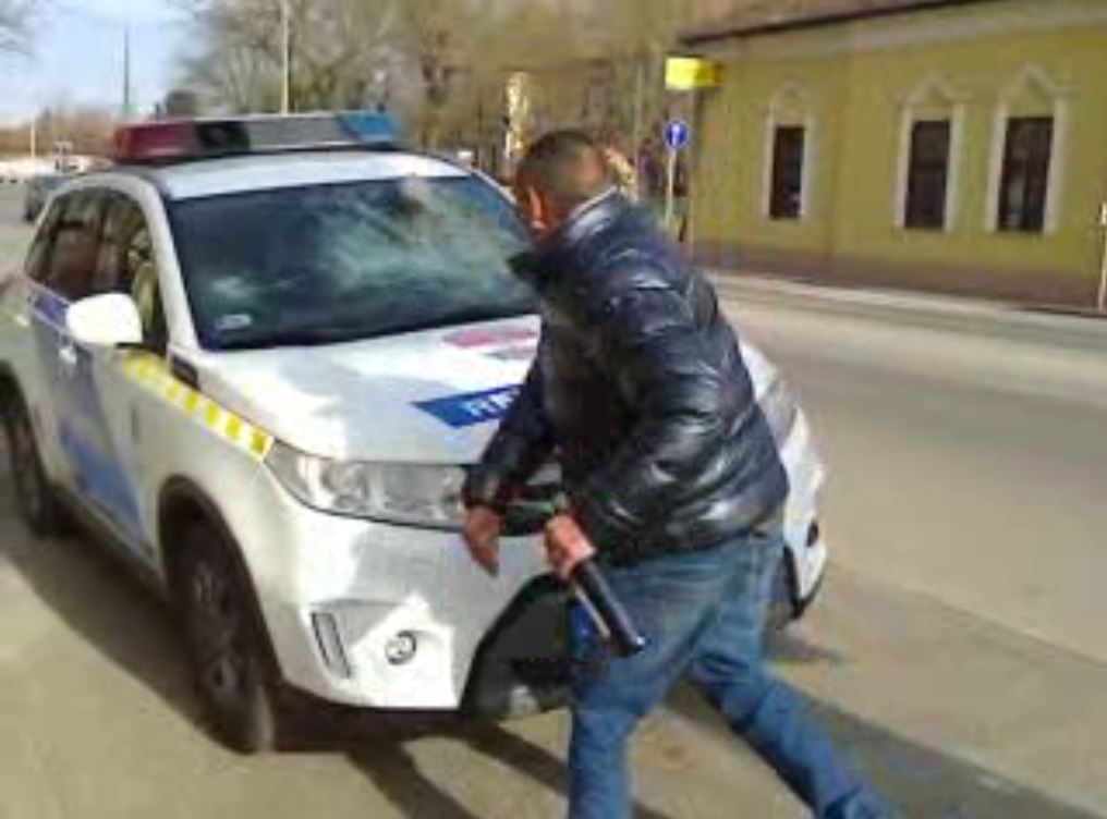 Szétverte egy rendőrautó szélvédőjét Abonyban