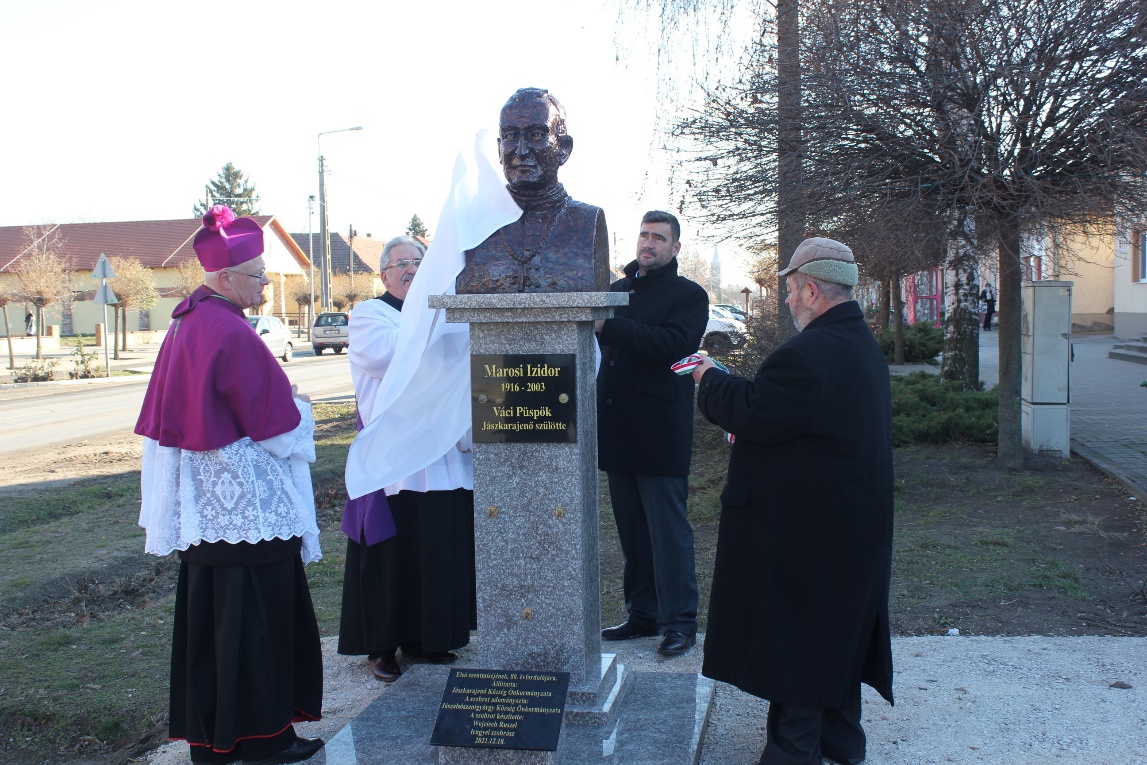 Felavatták az egykori megyéspüspök szobrát Jászkarajenő főterén
